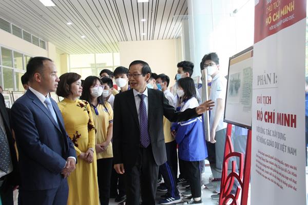 Khai mạc triển lãm "Chủ tịch Hồ Chí Minh với sự nghiệp giáo dục"
